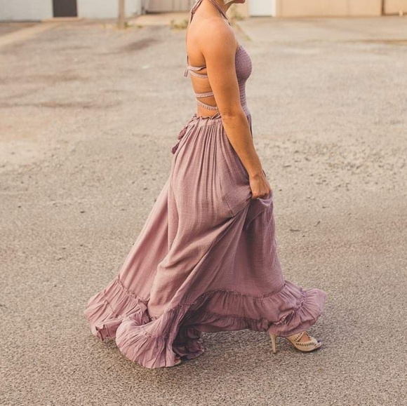 • GORGEOUS DRESS • - Picture 2 of 2